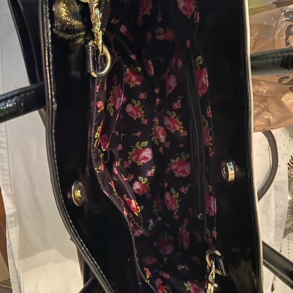 Betsy Johnson black and white bow bag with floral interior - Picture 8 of 10